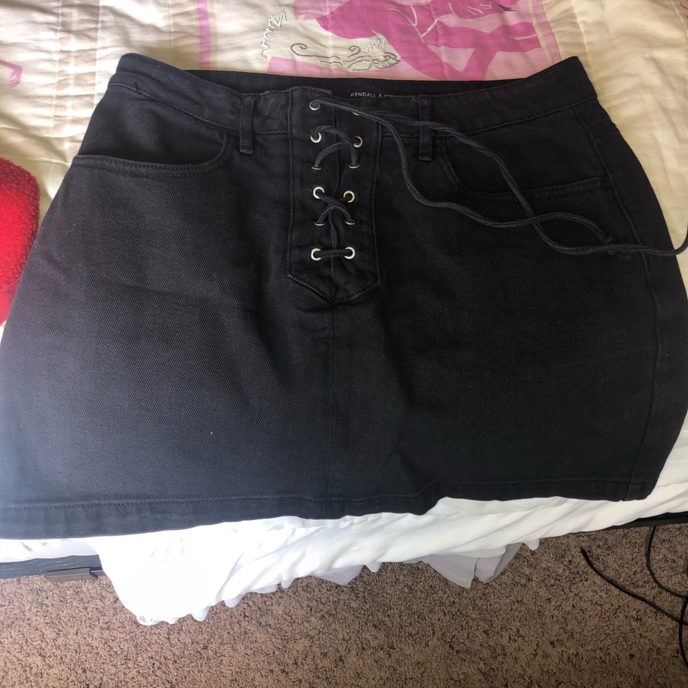 kim and kylie pacsun black skirt